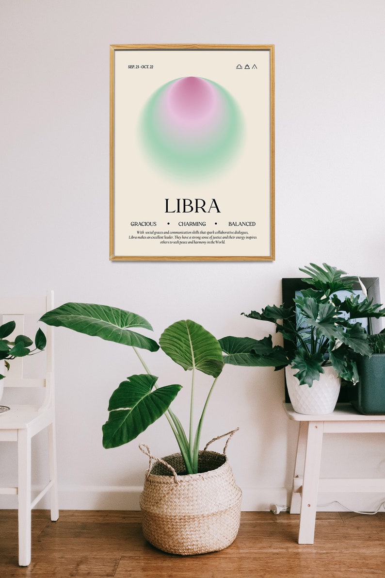 Pu&ograve; includere: Una stampa artistica incorniciata del segno zodiacale della Bilancia. L'opera presenta un design sfumato in rosa e verde, la parola "LIBRA" e le date 23 settembre - 22 ottobre. Include anche "Grazioso, Affascinante, Equilibrato".