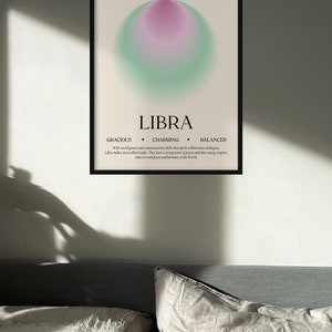 Pu&ograve; includere: Un poster incorniciato con il segno zodiacale della Bilancia. Il design presenta un gradiente di colori rosa e verde. Il poster include la parola "LIBRA" e le date "SEP. 23 - OCT. 22". Sono incluse anche le parole "GRACIOUS", "CHARMING" e "BALANCED".