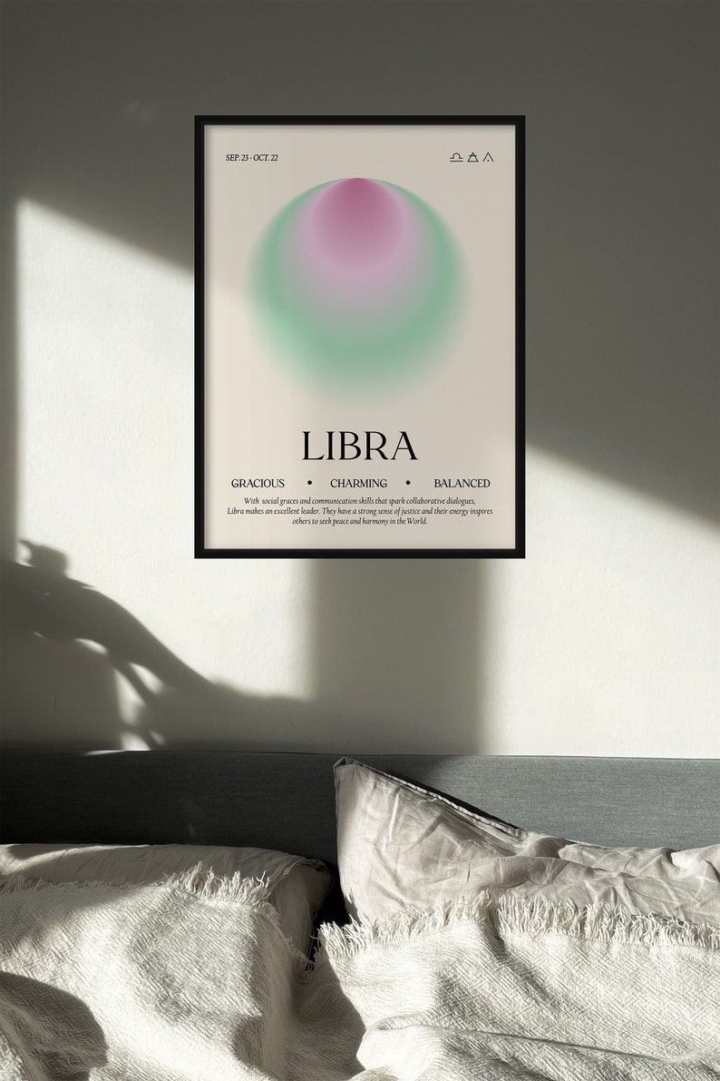 Pu&ograve; includere: Un poster incorniciato con il segno zodiacale della Bilancia. Il design presenta un gradiente di colori rosa e verde. Il poster include la parola "LIBRA" e le date "SEP. 23 - OCT. 22". Sono incluse anche le parole "GRACIOUS", "CHARMING" e "BALANCED".