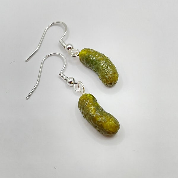 Mini boucles d'oreilles cornichons, breloque miniatures culinaires/pâtissières en pâte polymère