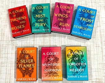 Puede incluir: Una colección de siete libros de Sarah J. Maas, incluyendo A Court of Thorns and Roses, A Court of Mist and Fury, A Court of Wings and Ruin, A Court of Frost and Starlight, A Court of Silver Flames, A Court of Splintered Harmony y A Court of Forgotten Melody.