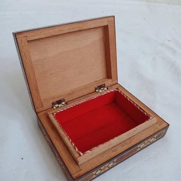Syrian wooden box with marquetry