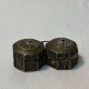 Scatola Antica in Metallo porta pillole - Inciso con Doppio Scomparto – Ottone o Bronzo – 2,5 x 7 x 4 cm (1 x 2,75 x 1,5 pollici)