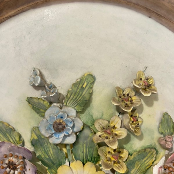 Piatto vintage in ceramica decorativo con fiori in rilievo da muro 28x22x2 - Fatto a mano con amore