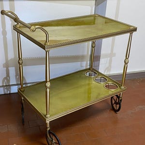 Carrello bar vintage in ottone con portabottiglie – Ripiani effetto marmo – Anni '60 – 83x42x78 cm – Stile Hollywood Regency