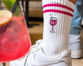 Chaussettes apéritives aux baies sauvages pour les amateurs de cocktails • Chaussettes de sport brodées en coton biologique pour femmes et hommes • Chaussettes de tennis amusantes avec motif Lillet