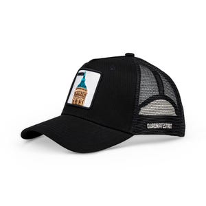 Könnte beinhalten: Schwarze Baseballkappe mit Mesh-Rückseite und gebogenem Schirm. Die Kappe hat einen rechteckigen Aufnäher mit einer farbenfrohen Illustration eines Gebäudes. Der Text "QUADRATESTADT" ist auf der Rückseite aufgedruckt.