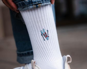 Ski socks for winter sports fans • Embroidered organic cotton sports socks for women & men • Fun tennis socks with winter sports motifs