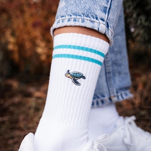 Schildkröte Socken für Tierliebhaber • Bestickte Bio-Baumwolle Sportsocken für Damen & Herren • Lustige Tennissocken mit Tiermotiv