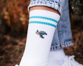 Turtle socks for animal lovers • Embroidered organic cotton sports socks for women & men • Fun tennis socks with animal motifs