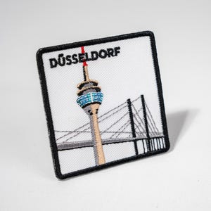 Rheinkniebrücke Patch für Düsseldorf Fans • Bestickter, quadratischer Patch zum Aufbügeln und Aufnähen • Reise-Accessoire für Damen & Herren