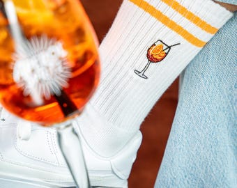 Spritz Aperitif Socken für Cocktail Fans • Bestickte Bio-Baumwolle Sportsocken für Damen & Herren • Lustige Tennissocken mit Aperol Motiv