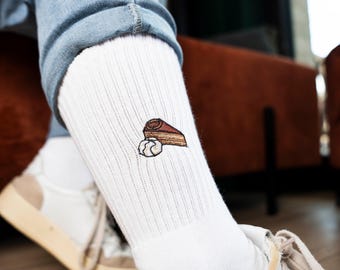 Sachertorte socks for Vienna fans • Embroidered organic cotton sports socks for women & men • Funny tennis socks with Austria motif