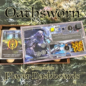 Puede incluir: Un conjunto de tableros de jugador compatibles para el juego de mesa Oathsworn. Los tableros están hechos de plástico transparente con un diseño en blanco y negro. Los tableros cuentan con un separador de cartas, una sección de habilidad especial y un espacio para dados y fichas. El texto "CARD SEPARATOR", "UNLOCKED CARDS IN FRONT", "LOCKED CARDS BEHIND", "SPECIAL ABILITY" y "6" es visible en los tableros.
