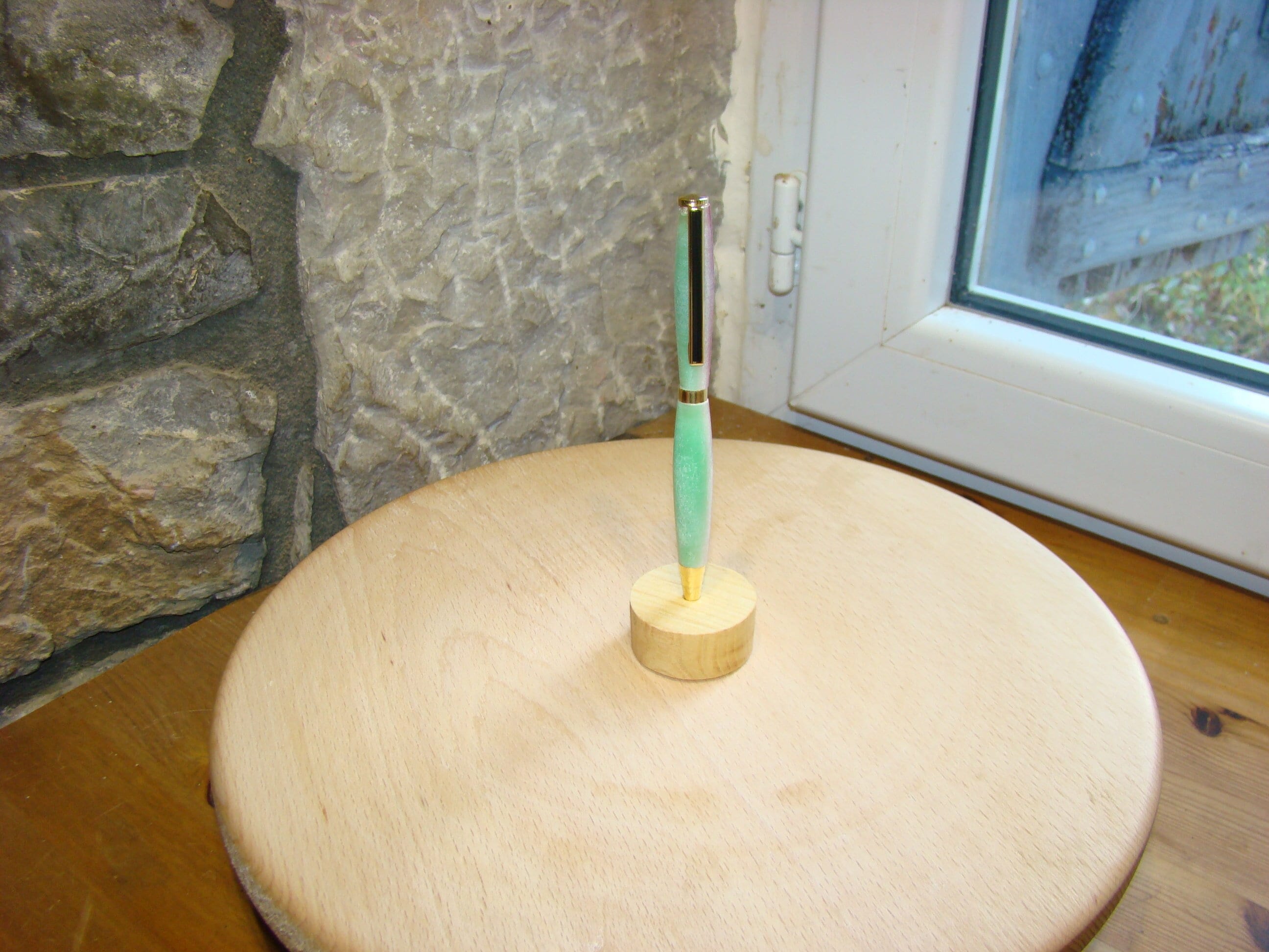 stylo Personnalise en Micarta Bille Noire Mecanisme Quart de Tour Metal Dore Fait A La Main sur Un B