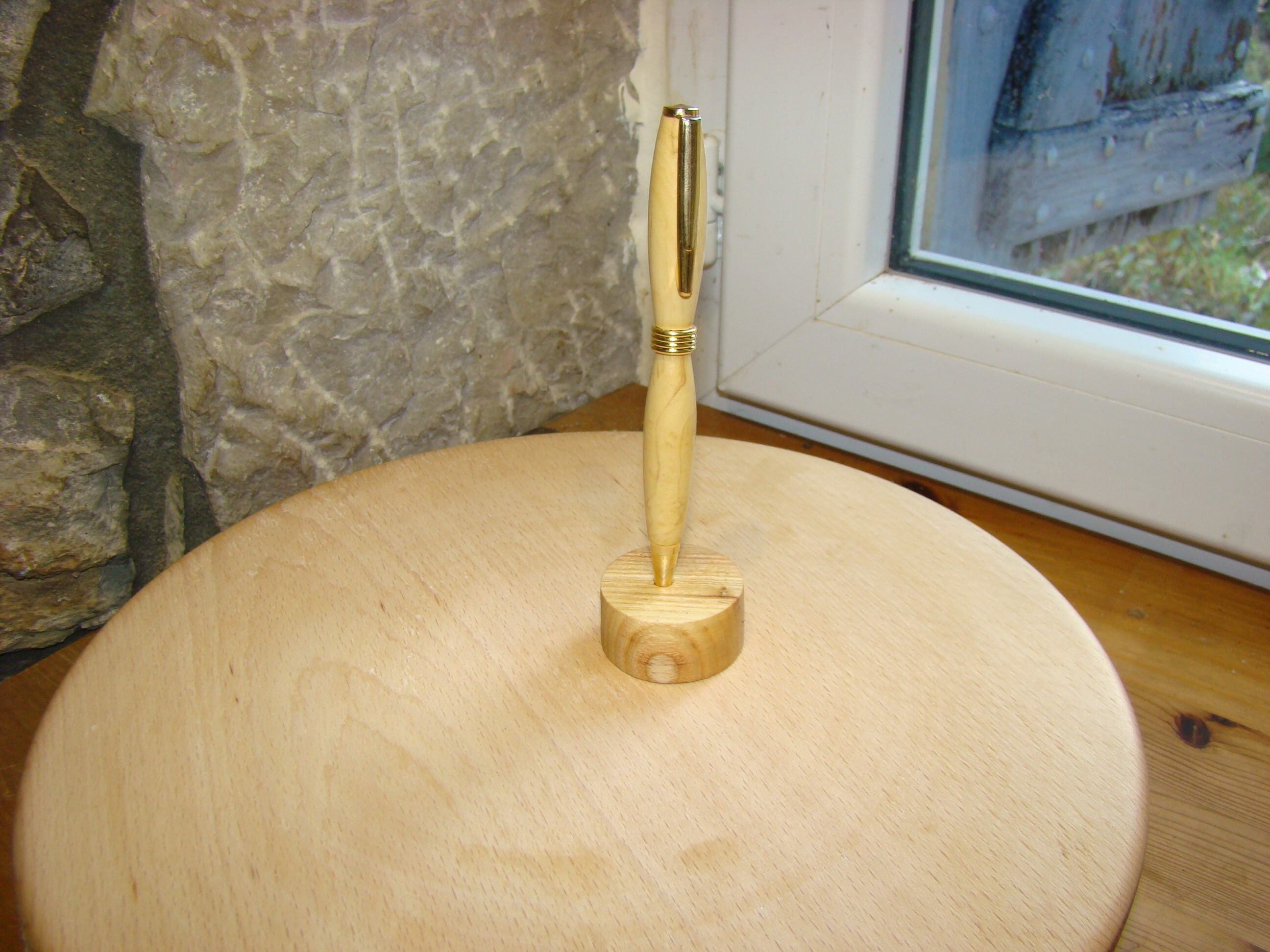 stylo Personnalise Buis Bille Noire Mecanisme Quart de Tour Plaque Or Fait A La Main sur Un Bois Fin