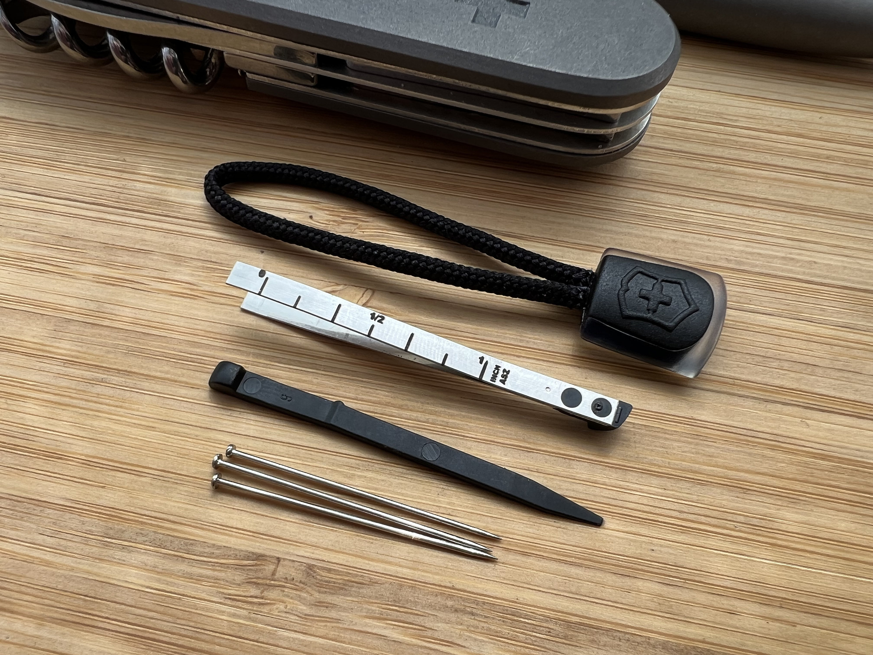 91mm Set of Accessories Tweezers, Toothpick, Pendant Mod Sak
