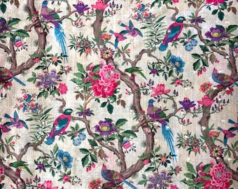 Tissu brodé avec des oiseaux et des petits miroirs