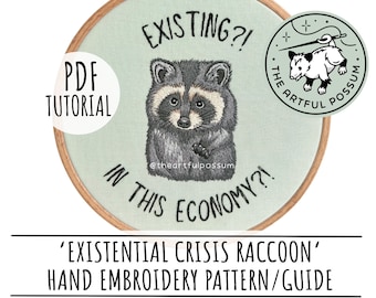 Peut inclure: Art de broderie sur un cercle représentant un raton laveur avec le texte "EXISTING?! IN THIS ECONOMY?!" et un petit logo pour "The Artful Possum".