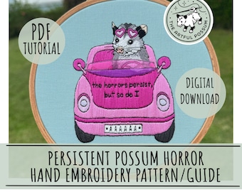 Peut inclure: Une voiture rose avec un opossum portant des lunettes de soleil en forme de cœur au volant. La voiture a le texte "the horrors persist, but so do I" à l'arrière. L'image est un téléchargement numérique pour un modèle de broderie à la main.
