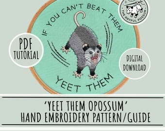 Peut inclure: Un cerceau de broderie turquoise avec un motif brodé à la main d'un opossum avec le texte "Si tu ne peux pas les battre, yeet them" autour. L'opossum est gris et blanc et a une expression surprise. Le texte "Yeet them possum" est écrit sous le cerceau.