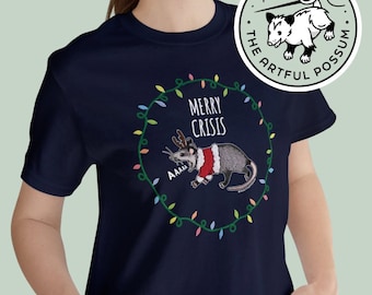 メリークライシスオポッサム - ユニセックスジャージー半袖Tシャツ - 手刺繍プリントTシャツ お祝いクリスマスミーム ポッサム かわいい 面白い ホリデーギフト