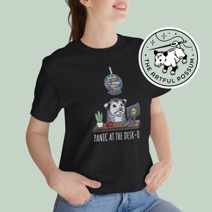 Paniek aan de balie-O-possum T-shirt - Unisex jersey T-shirt met korte mouw - Handborduurwerk PRINT Opossum Meme Leuke grappige Office Possum Angst