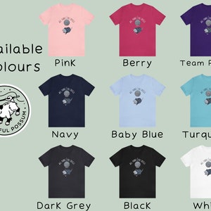 K&ouml;nnte beinhalten: Ein Grafik-T-Shirt mit einem Opossum, das eine Wollkn&auml;uel h&auml;lt, mit dem Text "All I Want Is To Sleep". Das Shirt ist in 10 Farben erh&auml;ltlich: Pink, Beere, Team Lila, Marine, Babyblau, T&uuml;rkis, Dunkelgrau, Schwarz und Wei&szlig;.
