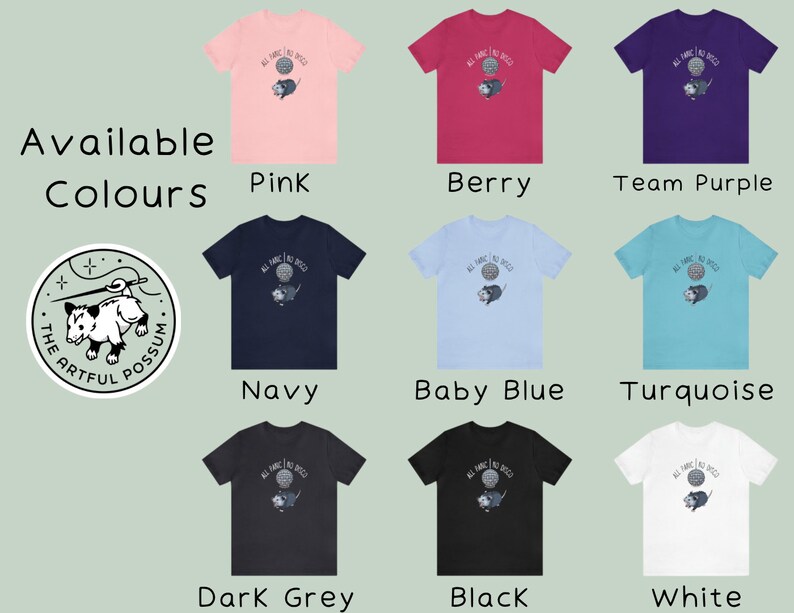 K&ouml;nnte beinhalten: Ein Grafik-T-Shirt mit einem Opossum, das eine Wollkn&auml;uel h&auml;lt, mit dem Text "All I Want Is To Sleep". Das Shirt ist in 10 Farben erh&auml;ltlich: Pink, Beere, Team Lila, Marine, Babyblau, T&uuml;rkis, Dunkelgrau, Schwarz und Wei&szlig;.