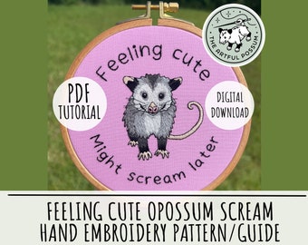 Peut inclure: Un cerceau de broderie rose avec un motif brodé à la main d'un opossum avec le texte "Feeling cute might scream later". Le cerceau est entouré d'un fond blanc avec le texte "PDF Tutorial" et "Digital Download" dans des cercles blancs.