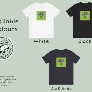 Puede incluir: Tres camisetas en blanco, negro y gris oscuro con un gr&aacute;fico cuadrado verde de una rata con la palabra "rat" impresa debajo. El gr&aacute;fico est&aacute; centrado en la parte delantera de cada camiseta.