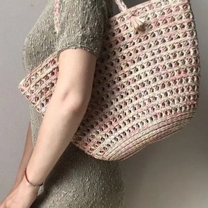 Women's handmade bag made of raffia (palm leaf)