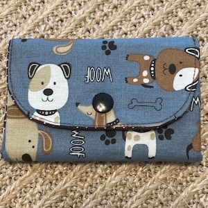 Porte-cartes design chien fait main, porte-cartes en tissu pour les amoureux des chiens, transportez vos cartes avec style grâce à notre design sur le thème des chiens
