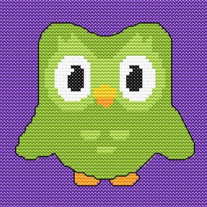 Könnte beinhalten: Eine grüne Eule mit großen weißen Augen und einem gelben Schnabel. Die Eule steht auf einem violetten Hintergrund.