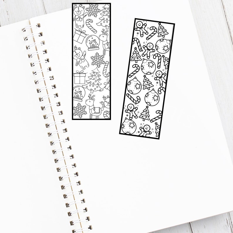 Peut inclure: Deux mod&egrave;les de signets imprimables en noir et blanc sur le th&egrave;me de No&euml;l. Les motifs comprennent des illustrations de sapins de No&euml;l, de boules, de cannes en sucre, de bonhommes de neige et de rennes.