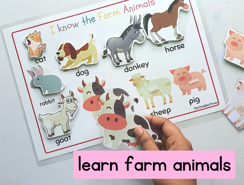 Op de afbeelding: Een kleurrijk leerbord met afbeeldingen van boerderijdieren, waaronder een kat, een hond, een paard, een ezel, een konijn, een geit, een schaap en een varken. Het bord heeft de tekst "I know the Farm Animals" en "learn farm animals".