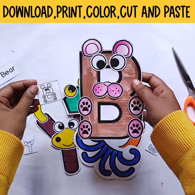 Puede incluir: Una actividad de alfabeto imprimible para ni&ntilde;os con la letra B. La letra B es marr&oacute;n con una cara de oso y huellas de patas. La letra est&aacute; rodeada de otros elementos imprimibles, incluyendo una rana, un personaje amarillo y un remolino azul y blanco.
