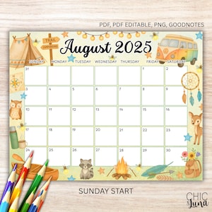 Può includere: Un calendario stravagante di agosto 2025 con un tema campeggio. Presenta una tenda, un furgone vintage e creature del bosco. Include il testo "Sunday Start" e il nome del negozio "Chic & Luna". Matite colorate in primo piano.