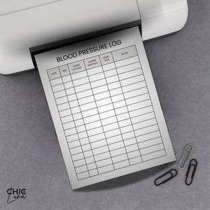 Op de afbeelding: Een printbaar logboek voor bloeddruk met kolommen voor datum, tijd, bovenste/systolische, onderste/diastolische, hartslag en notities.