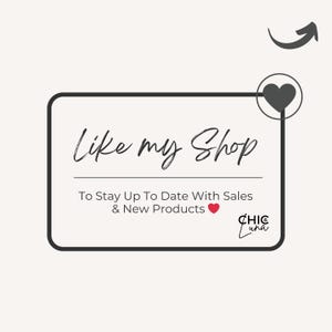 Op de afbeelding: Zwart-witte afbeelding met de tekst "Like my Shop" en de tekst "To Stay Up To Date With Sales & New Products" met een rood hartpictogram. De afbeelding bevat ook de tekst "CHIC Luna" in een zwart-wit lettertype.