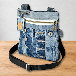 Kleine Jeans Umhängetasche aus blauem Upcycling Patchwork mit Originaldetails, Breite x Höhe 19x24 cm