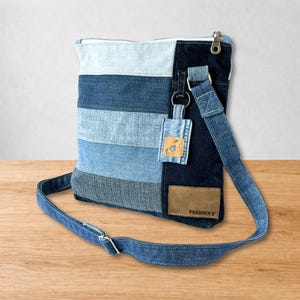 Upcycling Jeans Umhängetasche in Patchwork – handgemachte blaue Crossbody Bag mit Reißverschluss Innenfach in drei Varianten
