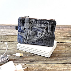 Unikat kleine Jeanstasche mit Reißverschluss aus Jeans Upcycling, Jeanstasche klein, Schminktasche Kosmetiktasche Kulturbeutel aus Jeans