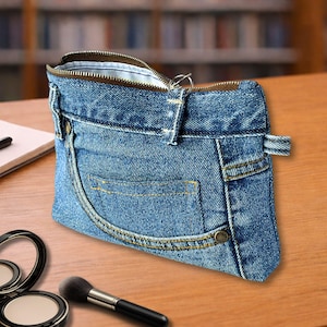 Kosmetiktasche aus Jeans mit Boden – handgemachte Denim Kulturtasche klein, Upcycling Make-up Tasche, Unikat mit Reißverschluss