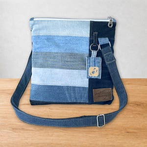 Upcycling Jeans Umhängetasche in Patchwork – handgemachte blaue Crossbody Bag mit Reißverschluss Innenfach in zwei Varianten
