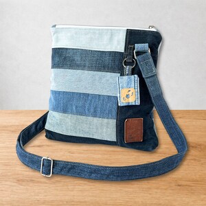 Upcycling Jeans Umhängetasche in Patchwork – handgemachte blaue Crossbody Bag mit Reißverschluss Innenfach in drei Varianten