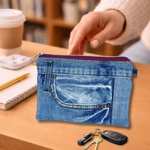 Flache Kosmetiktasche aus Jeans Upcycling – kleine Denim Tasche mit Reißverschluss, handgemachtes Unikat für Alltag & Reise