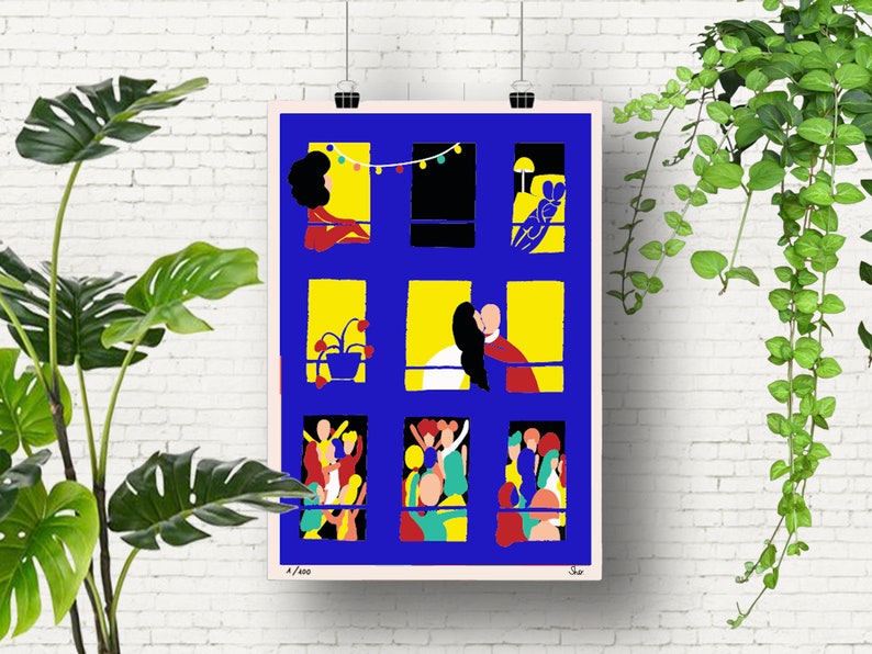 K&ouml;nnte beinhalten: Ein rechteckiger Kunstdruck mit tiefblauem Hintergrund und neun fensterartigen Rahmen. Die Rahmen zeigen gelbe Innenr&auml;ume und stilisierte Figuren in verschiedenen Posen, darunter ein k&uuml;ssendes Paar, eine sitzende Person und Gruppen.