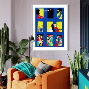 K&ouml;nnte beinhalten: Ein gerahmter Wandkunstdruck mit einem Raster aus neun Fenstern vor einem tiefblauen Hintergrund. Jedes Fenster zeigt farbenfrohe, stilisierte Figuren in verschiedenen Innenszenen, darunter sitzende Personen, ein Paar und Menschengruppen.