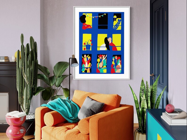 K&ouml;nnte beinhalten: Ein gerahmter Wandkunstdruck mit einem Raster aus neun Fenstern vor einem tiefblauen Hintergrund. Jedes Fenster zeigt farbenfrohe, stilisierte Figuren in verschiedenen Innenszenen, darunter sitzende Personen, ein Paar und Menschengruppen.
